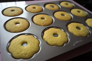 出炉后，端起模具轻震两下，无需倒扣，晾凉后自然脱模