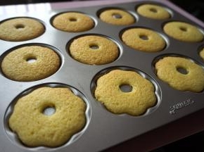 出炉后，端起模具轻震两下，无需倒扣，晾凉后自然脱模