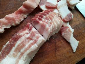 五花肉切掉猪皮，放冷冻室冻硬，冻硬的肉比较好切，厚薄切的会比较均匀