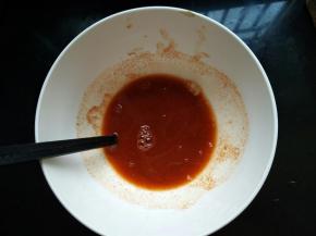 水和腌料混合均匀