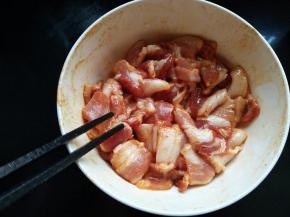把肉放入碗里，搅拌均匀，放冰箱冷藏2好小时，可以时间再久点，会更入味