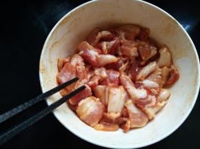 把肉放入碗里，搅拌均匀，放冰箱冷藏2好小时，可以时间再久点，会更入味