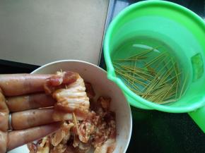 牙签泡一会儿水，把肉串起来了