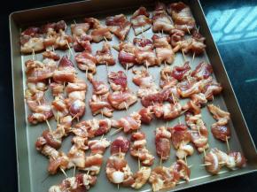 部的肉串好放入烤盘，串肉的同时就预热烤箱中层220℃