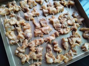 取出烤盘撒白芝麻，再放回烤箱继续烤10分钟