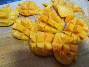 芒果切开，取肉