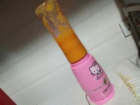 把芒果肉放入料理机，加入凉白开水、启动按钮，搅碎