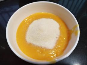 把果泥倒入碗里。加入吉利丁粉