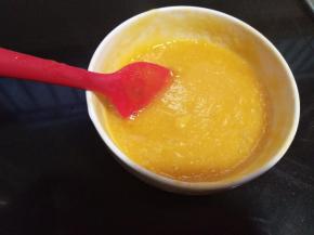 搅拌几下，使吉利丁粉融化