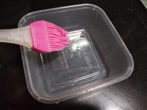 容器里先刷一层油