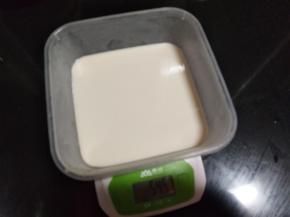 为了层次分明，我把牛奶部分称出总重量，然后除以4，大概一层是55-57克，放冰箱急冻3-5分钟，凝固就可以