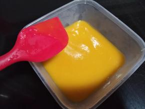 用刮刀刮平，然后放冰箱冷冻3-5分钟