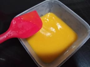 用刮刀刮平，然后放冰箱冷冻3-5分钟