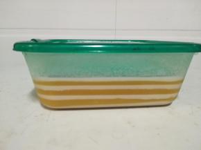 一层牛奶一层芒果泥，重复做完，然后放冰箱冷藏几个小时，直到凝固（我是冰箱过夜）