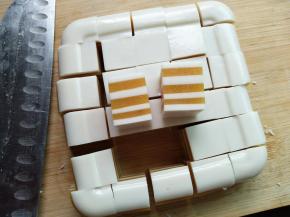 倒扣在砧板上，切出自己喜欢的大小