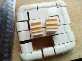 倒扣在砧板上，切出自己喜欢的大小