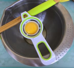 蛋白、蛋黄分离，分别装入无油无水的容器里。