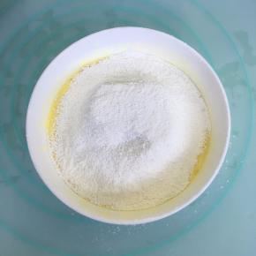 筛入低粉，用蛋抽搅打至无干粉。