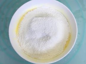 筛入低粉，用蛋抽搅打至无干粉。