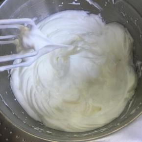 蛋白中加入几滴柠檬汁或白醋，加入细砂糖，用电动打蛋器低速打发至湿性发泡（即提起打蛋器有直立的小弯钩）。