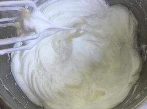蛋白中加入几滴柠檬汁或白醋，加入细砂糖，用电动打蛋器低速打发至湿性发泡（即提起打蛋器有直立的小弯钩）。