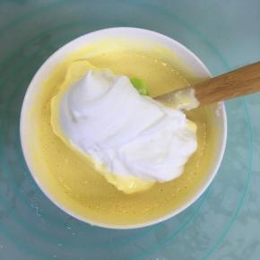 取三分之一的蛋白霜到蛋黄糊里，用刮刀翻拌均匀。