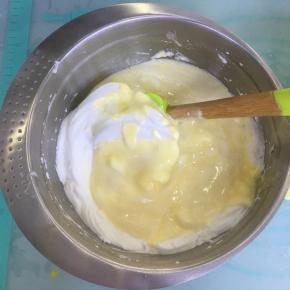 将翻拌好的蛋糕糊倒入到剩余的蛋白霜中，翻拌均匀。