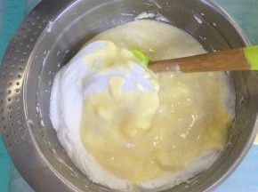 将翻拌好的蛋糕糊倒入到剩余的蛋白霜中，翻拌均匀。