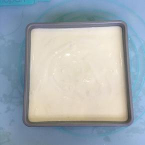 将拌好的蛋糕糊倒入方形模具中，轻轻的晃动几下，再用力震几下，震出大气泡。