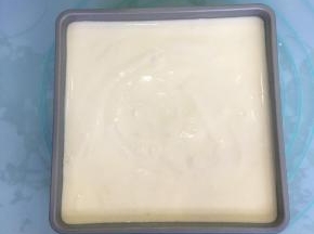 将拌好的蛋糕糊倒入方形模具中，轻轻的晃动几下，再用力震几下，震出大气泡。