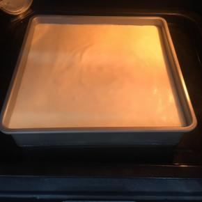 送入事先预热好的烤箱下层，水浴法，烤盘注入3cm左右高度的温水，把模具放入烤盘里，上下火145度，60分钟。