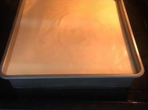 送入事先预热好的烤箱下层，水浴法，烤盘注入3cm左右高度的温水，把模具放入烤盘里，上下火145度，60分钟。