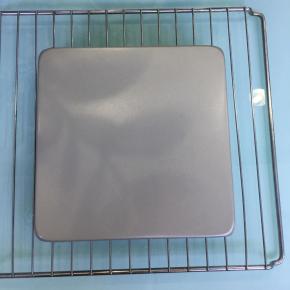 烤好后放在烤箱里焖10分钟，再将蛋糕模取出，倒扣晾凉。