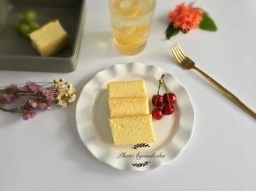 冷却后轻轻晃动模具脱模，切块即可食用。