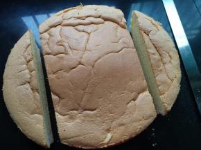 烤一个10寸戚风蛋糕、出炉倒扣放凉，左右各切5cm作为车背