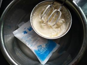 先取300克淡奶油加30克细砂糖进行打发，摸面奶油需要打硬点，坐冰水哦，夏天还得开空调做