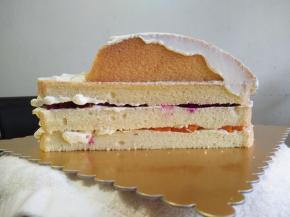 先放一片蛋糕胚，摸少量奶油，放芒果，再摸少量奶油；第二层同样做法；最上面的车身，摸奶油，把车背放上去