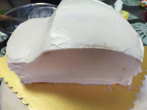 再取250克淡奶油加25克细砂糖进行打发，摸面奶油6-7分即可，大致的进行摸面