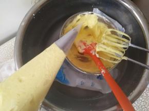 再取300克淡奶油加30细砂糖进行打发，出现纹路加入黄色色素，裱花奶油需要打8-9分，用8号中齿嘴