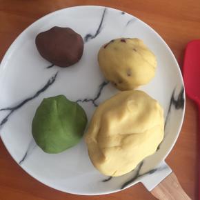 8:接着取适量的可可粉，抹茶粉，蔓越莓（剪碎）各自揉均匀。