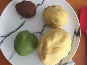 8:接着取适量的可可粉，抹茶粉，蔓越莓（剪碎）各自揉均匀。