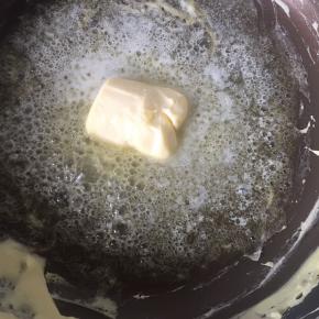 3:不粘锅中放入80克黄油，开中小火融化。（觉得油多的可以减5-10克，不过不建议减太多，免得成品过干）