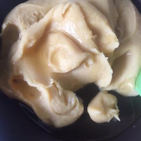 6:炒到可以抱团后加入蜂蜜（或麦芽糖）继续翻炒至全部吸收。