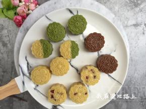 9:在模具中抹上适量玉米油防粘，称50克绿豆泥放入模具，按压成型即可。