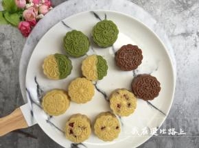 9:在模具中抹上适量玉米油防粘，称50克绿豆泥放入模具，按压成型即可。