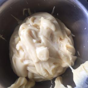 2:泡好的绿豆，放入高压锅中，放适量的水煮熟，用破壁机打成泥。（不怕麻烦可以过筛一下）