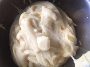 2:泡好的绿豆，放入高压锅中，放适量的水煮熟，用破壁机打成泥。（不怕麻烦可以过筛一下）