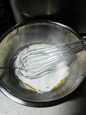 筛入低粉，搅拌均匀