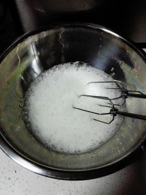 蛋清中加入几滴柠檬汁，打至粗泡