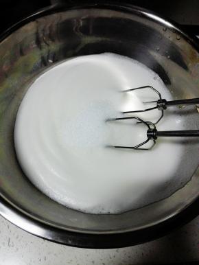 加入三分之一细砂糖，打至细腻的泡沫